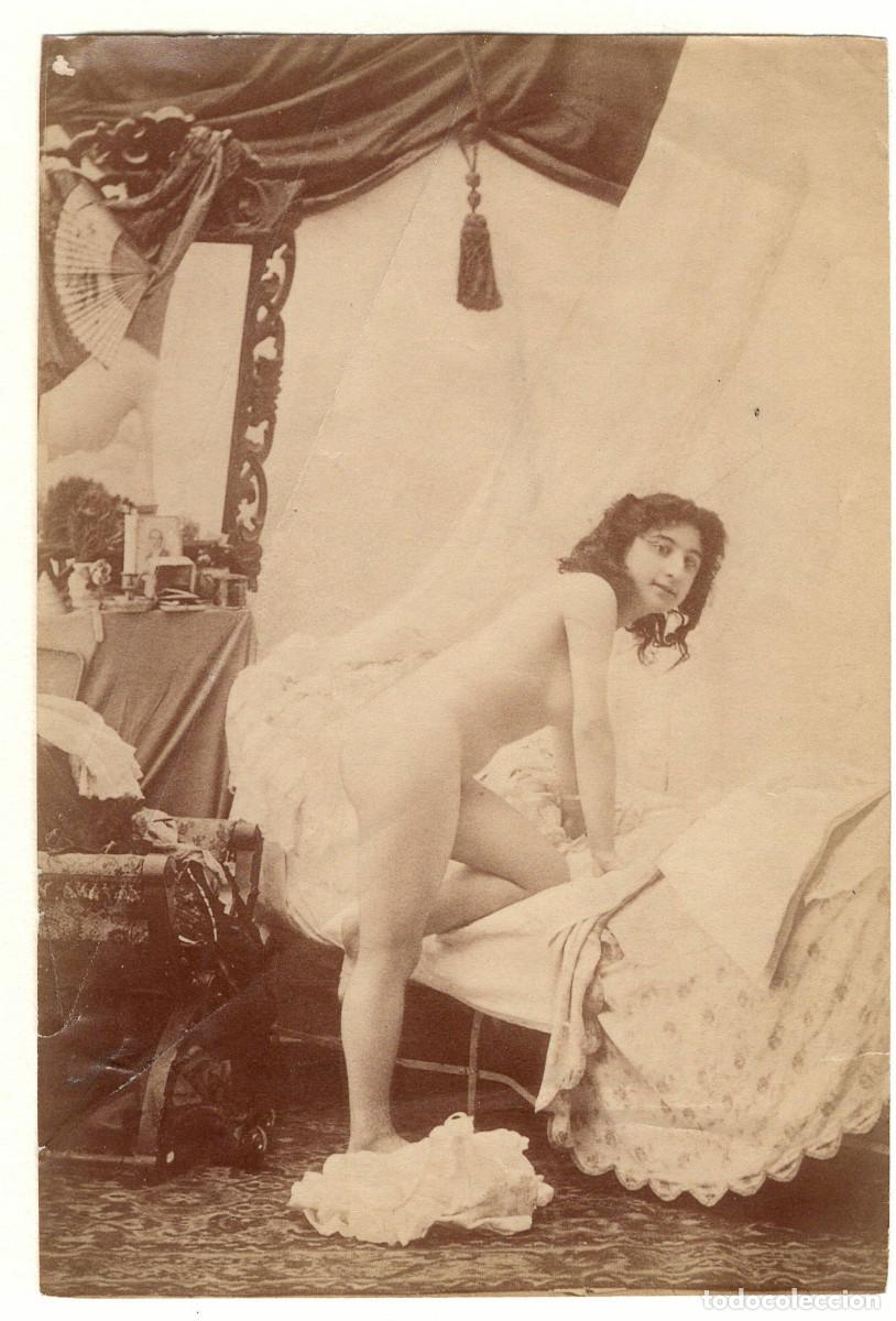 Fotografia antiga: Retrato er&oacute;tico femenino en la cama, sin datos. S.XIX. 14,5x10cm.