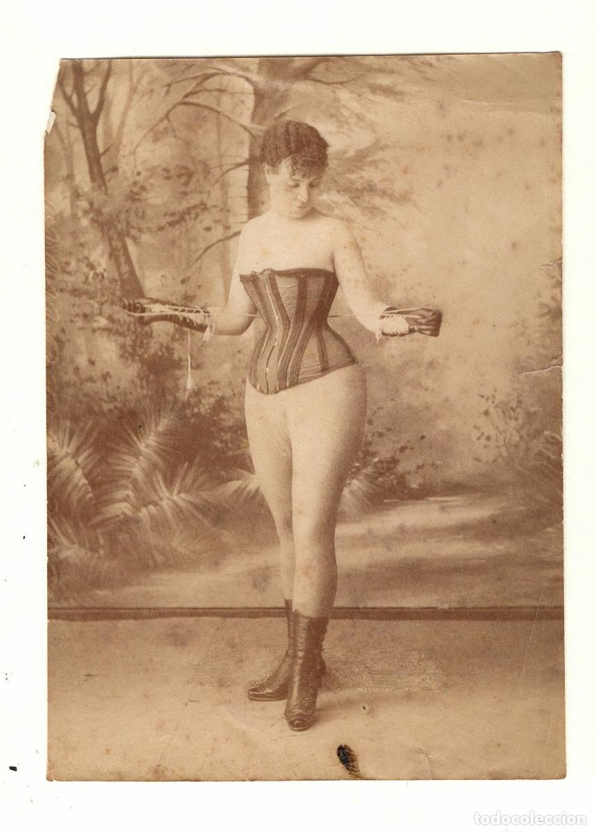 Fotografia antiga: RETRATO FEMENINO CON CORS&Eacute;, SIN DATOS. S.XIX. 13x9,5cm.