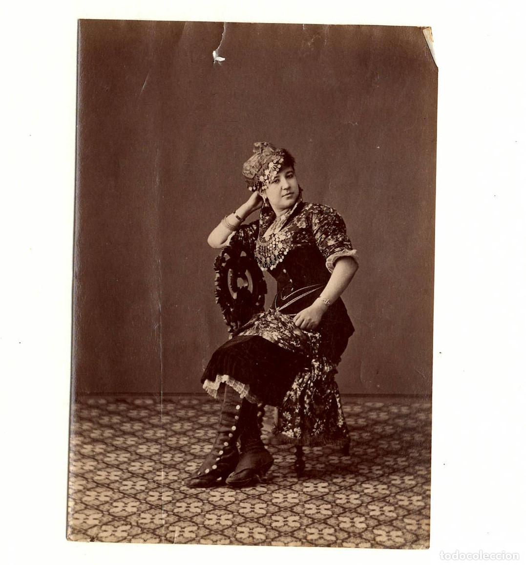 Fotografia antiga: Retrato con traje t&iacute;poco por identificar, s.XIX. 13,5x9,5cm.
