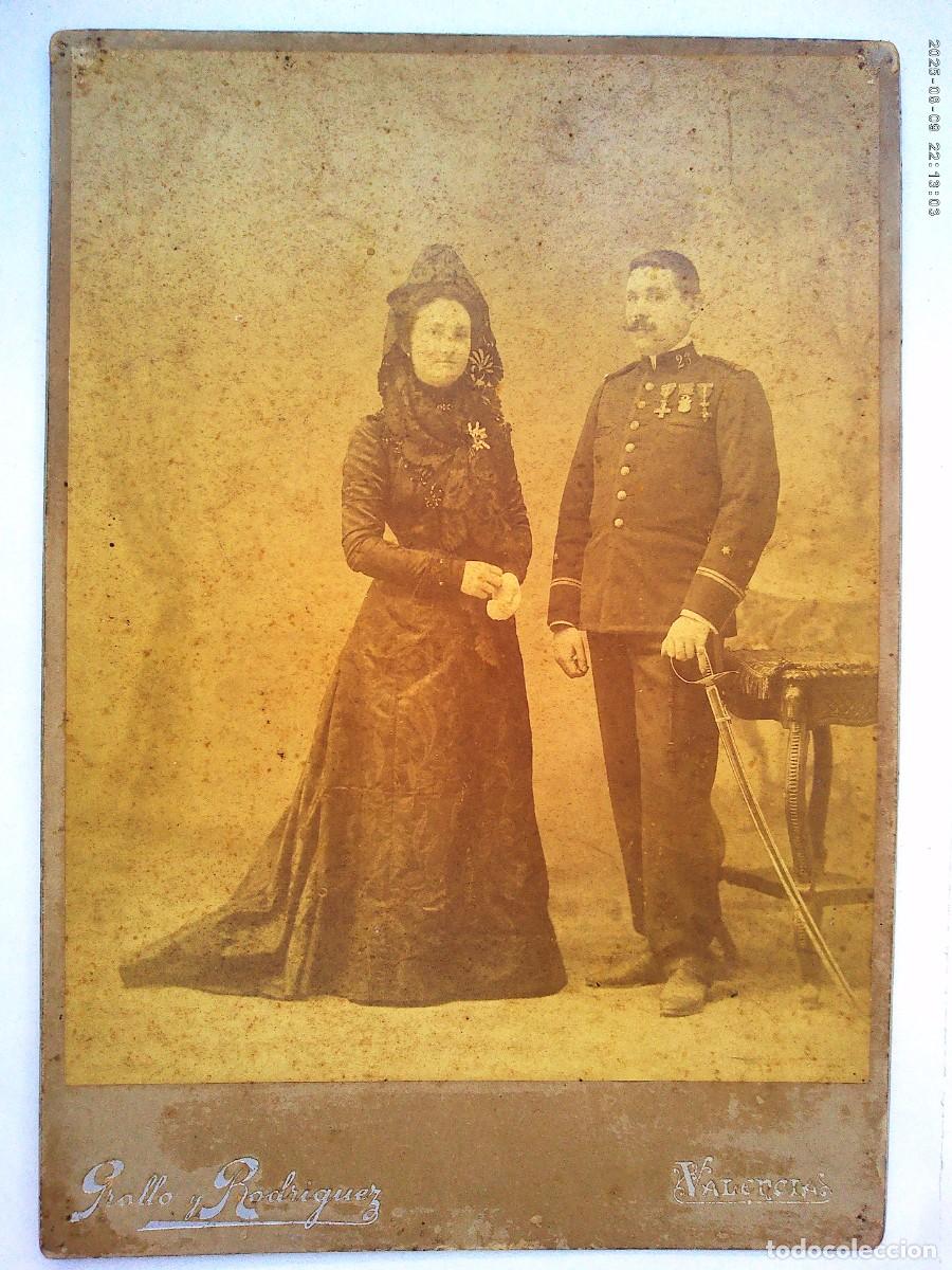 Alte Fotografie: GRAN FOTO MILITAR DEL LUCHANA N&ordm; 28, VETERANO FILIPINAS. MUJER CON MANTILLA, SIGLO XIX. GROLLO VALEN
