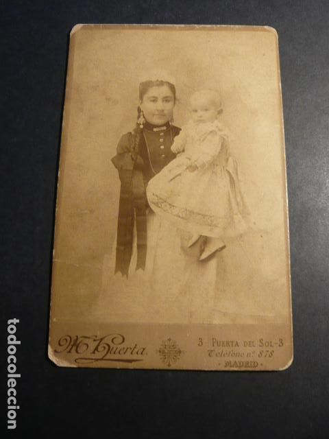 Fotografia antica: MADRID AMA DE CRIA NI&Ntilde;ERA NODRIZA CON NI&Ntilde;O M. HUERTA FOTOGRAFO FOTOGRAFIA 11 X 17 CM