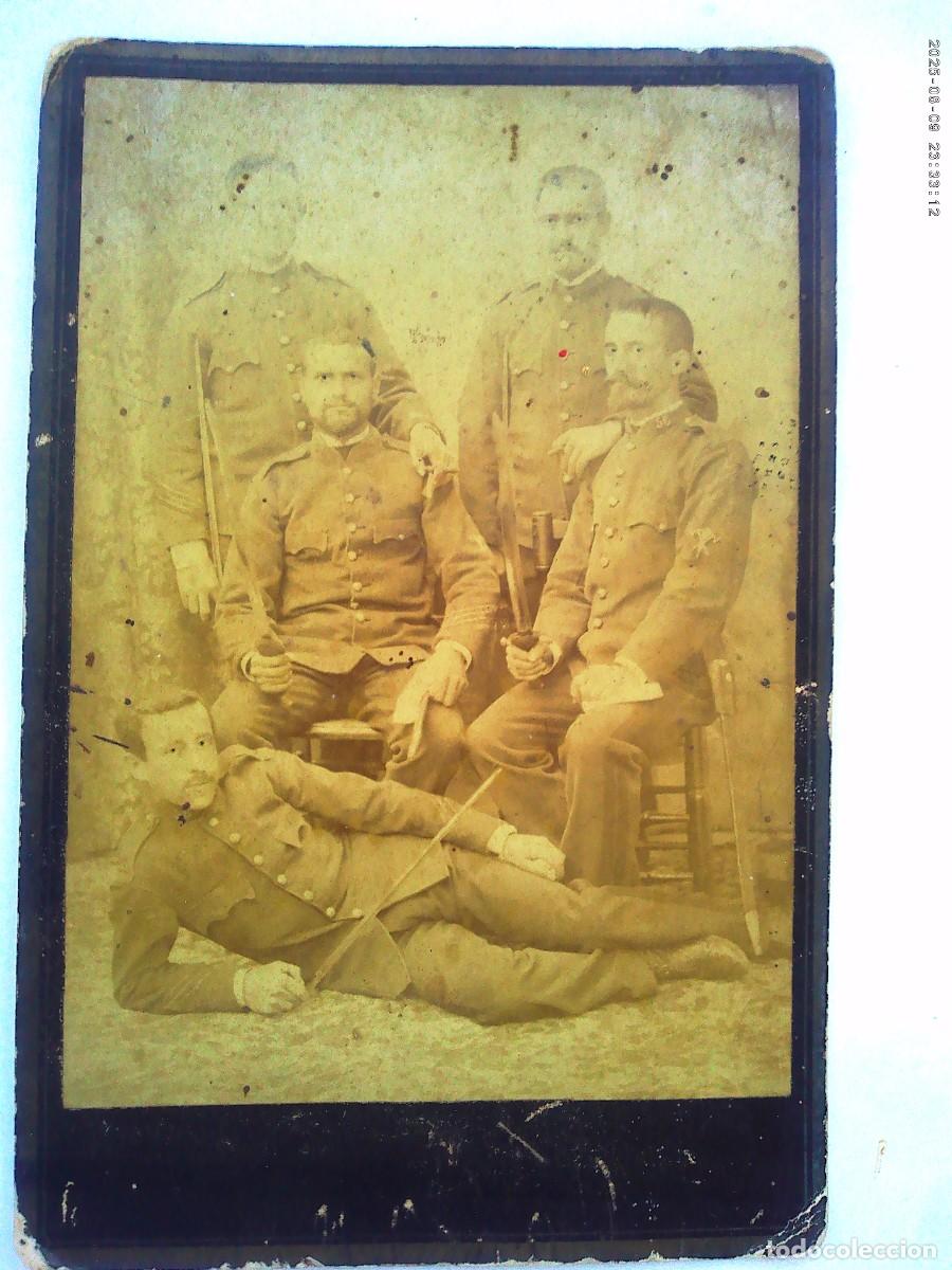 Fotograf&iacute;a antigua: GUERRA CARLISTA : FOTO ESTUDIO MILITARES RGTO.INFANTERIA ALAVA 56 SIGLO XIX, CON BAYONETAS, GASTADOR