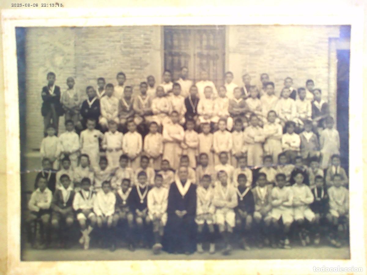 Fotograf&iacute;a antigua: FOTO ESCOLAR : NI&Ntilde;OS CON SU PROFESOR SACERDOTE , FINES DEL XIX O PP. DEL XX ..... 21 X 26 CM