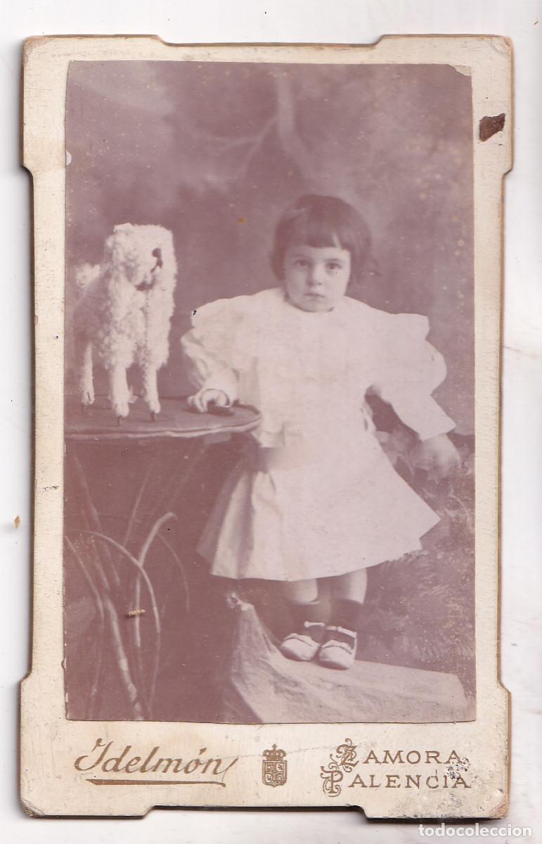 Fotograf&iacute;a antigua: FOTOGRAF&Iacute;A. NI&Ntilde;A CON PERRITO DE JUGUETE. FOT&Oacute;GRAFOS: ILDEM&Oacute;N E HIJOS. ZAMORA. PALENCIA