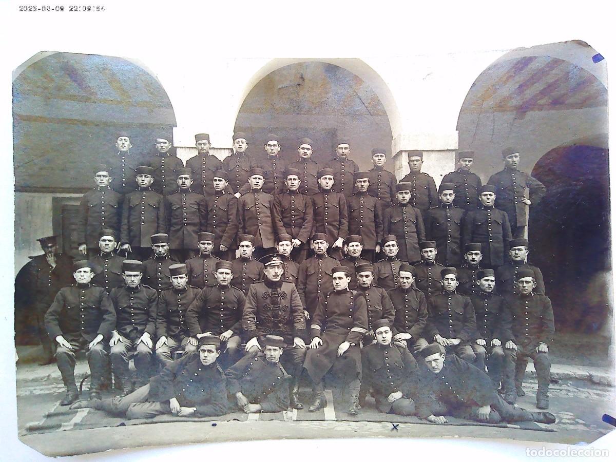 Fotograf&iacute;a antigua: FOTO DE GRUPO DE MILITARES DE INFANTERIA ( N&ordm; 2 O 3 ?? ) CON SU OFICIAL ... 11,5 X 17 CM