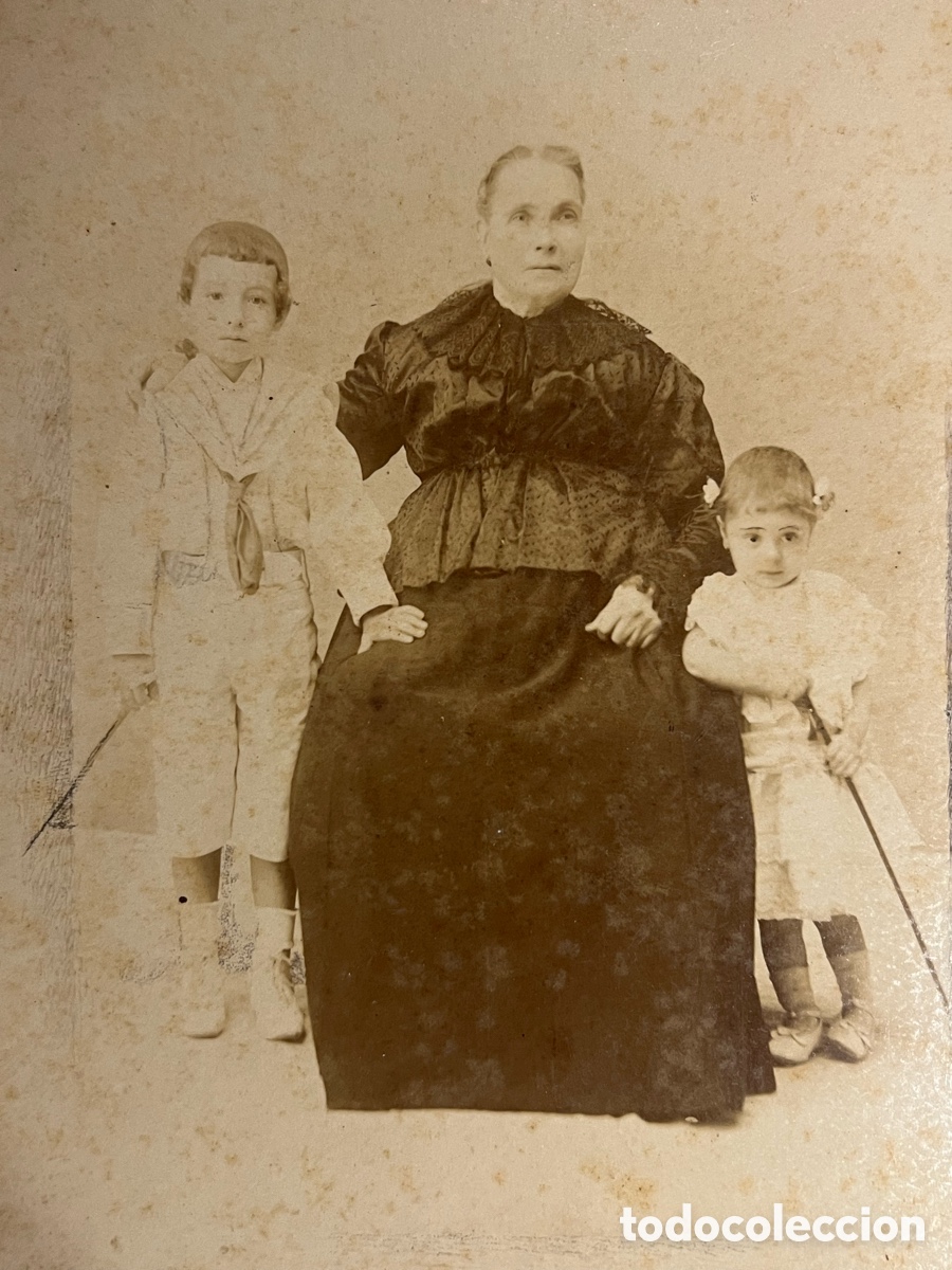 Fotografia antica: VALENCIA en Blanco y Negro.. Los primos Josefa y Vicente&hellip; Dasi. Con la abuela, Julio de 1901..