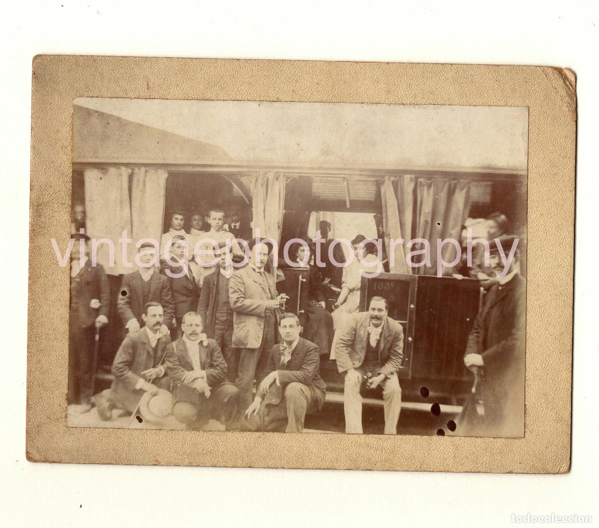 Fotograf&iacute;a antigua: Retrato de grupo en el vag&oacute;n de un tren, Catalu&ntilde;a finales s.XIX.