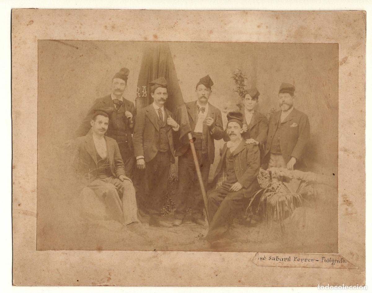 Fotograf&iacute;a antigua: Retrato de grupo con barretinas foto: Jos&eacute; Saburit Ferrer, Vilanova i Geltr&uacute;. 1880 aprox.