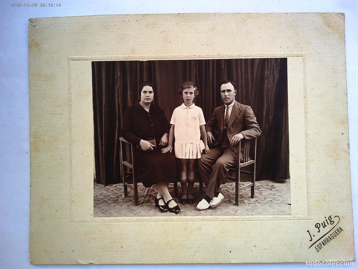 Fotograf&iacute;a antigua: BONITA FOTO DE ESTUDIO DE FAMILIA , A&Ntilde;OS 20 - 30. DE J. PUIG , ESPARRAGUERA .... 16,5 X 21,5 CM