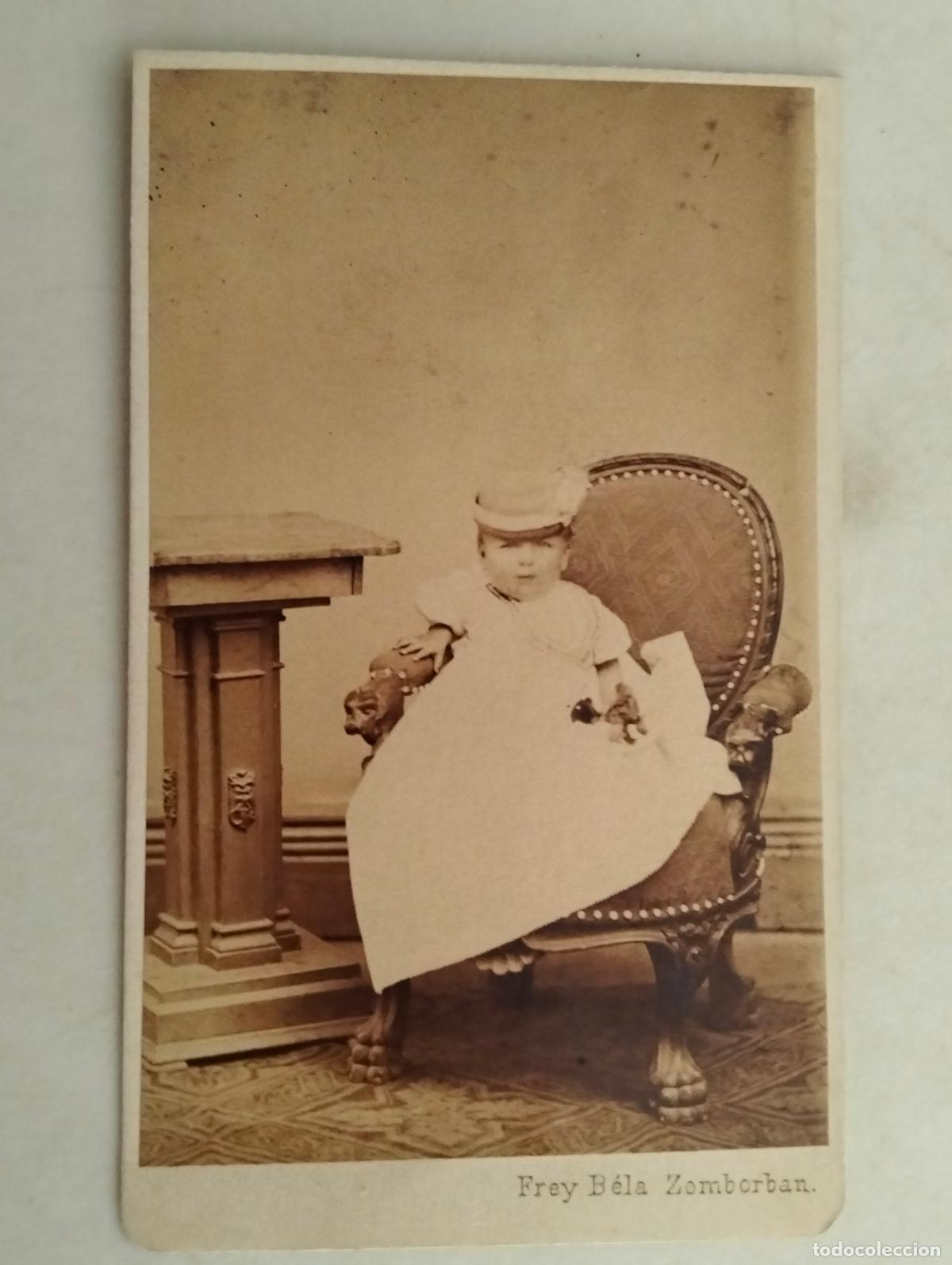 Fotografia antica: TARJETA DE VISITA, ESTUDIO FREY BELA - ZOMBOR, FINALES SIGLO XIX, MEDIDAS 6 X 10 CM, BEBE POSANDO