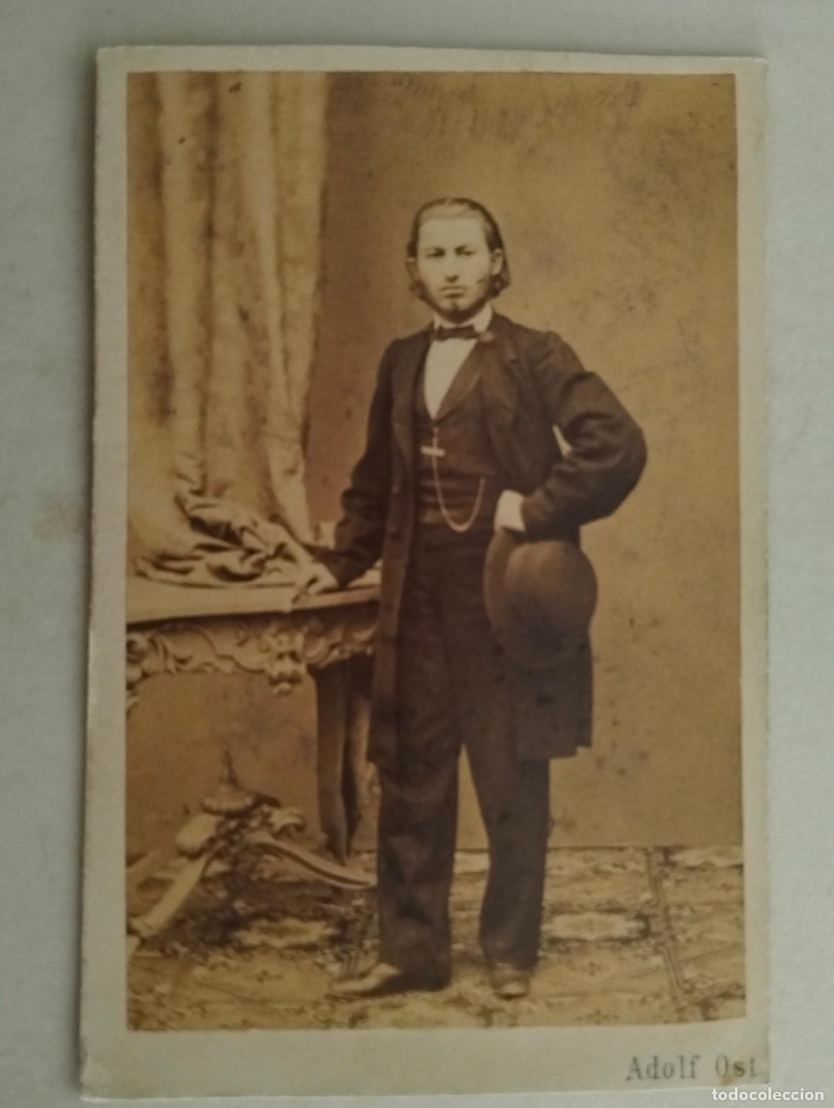 Fotografia antiga: TARJETA DE VISITA, ESTUDIO ADOLF OST - VIENA, FINALES SIGLO XIX, MEDIDAS 6 X 9,5 CM, SE&Ntilde;OR POSANDO