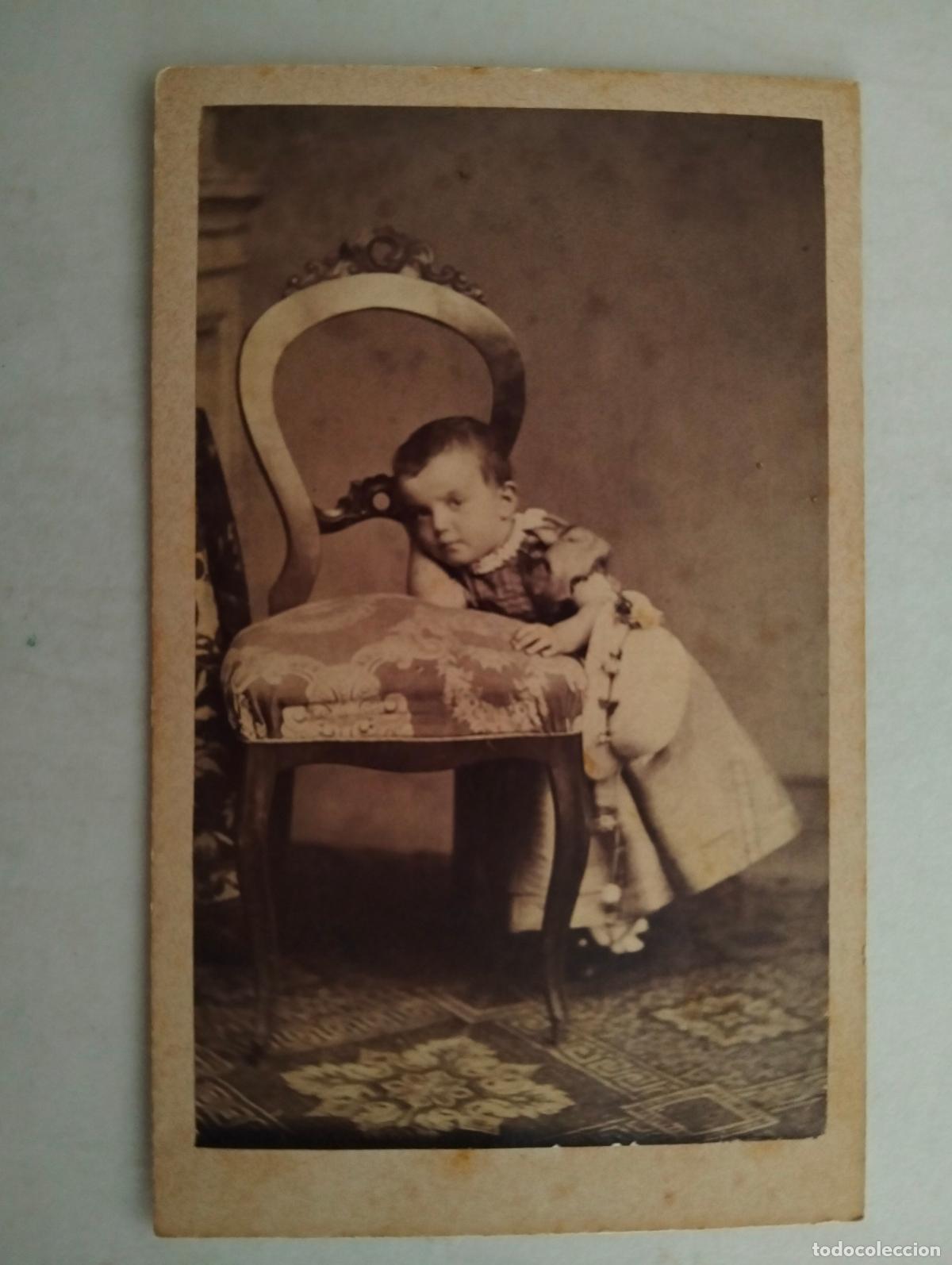 Fotograf&iacute;a antigua: TARJETA DE VISITA, ESTUDIO I. DAX - GUNS, FINALES SIGLO XIX, MEDIDAS 6,5 X 10,5 CM, NI&Ntilde;O POSANDO