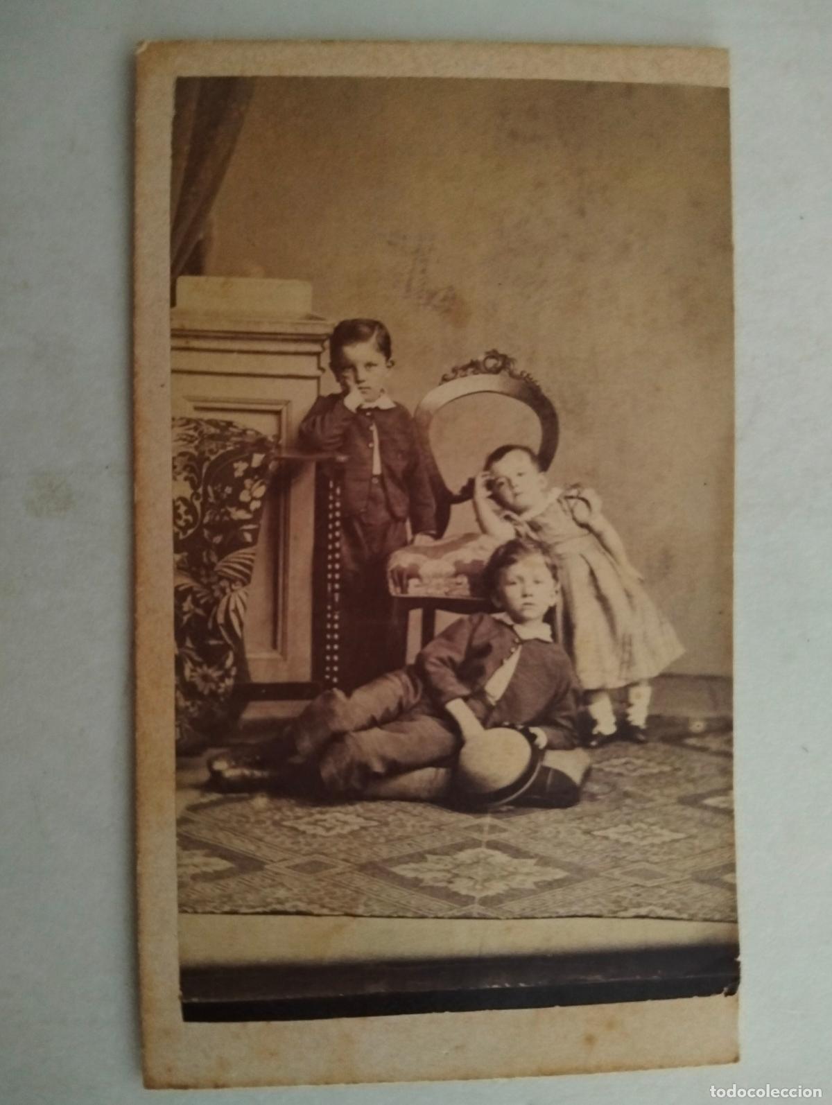 Fotograf&iacute;a antigua: TARJETA DE VISITA, ESTUDIO I. DAX - GUNS, FINALES SIGLO XIX, MEDIDAS 6,5 X 10,5 CM, NI&Ntilde;OS POSANDO