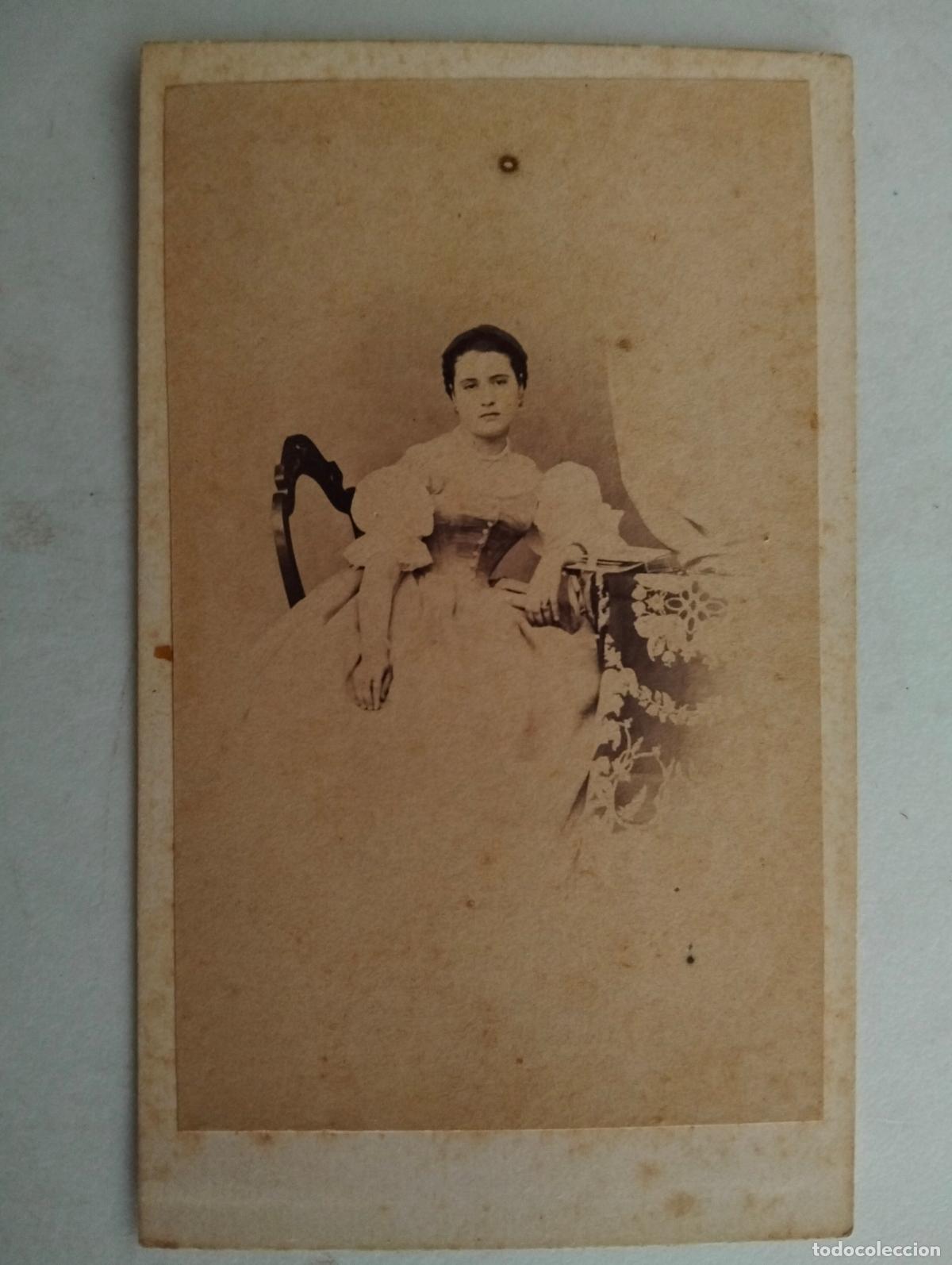Fotograf&iacute;a antigua: TARJETA DE VISITA, FINALES SIGLO XIX, MEDIDAS 6,5 X 10,5 CM, SE&Ntilde;ORA POSANDO SENTADA
