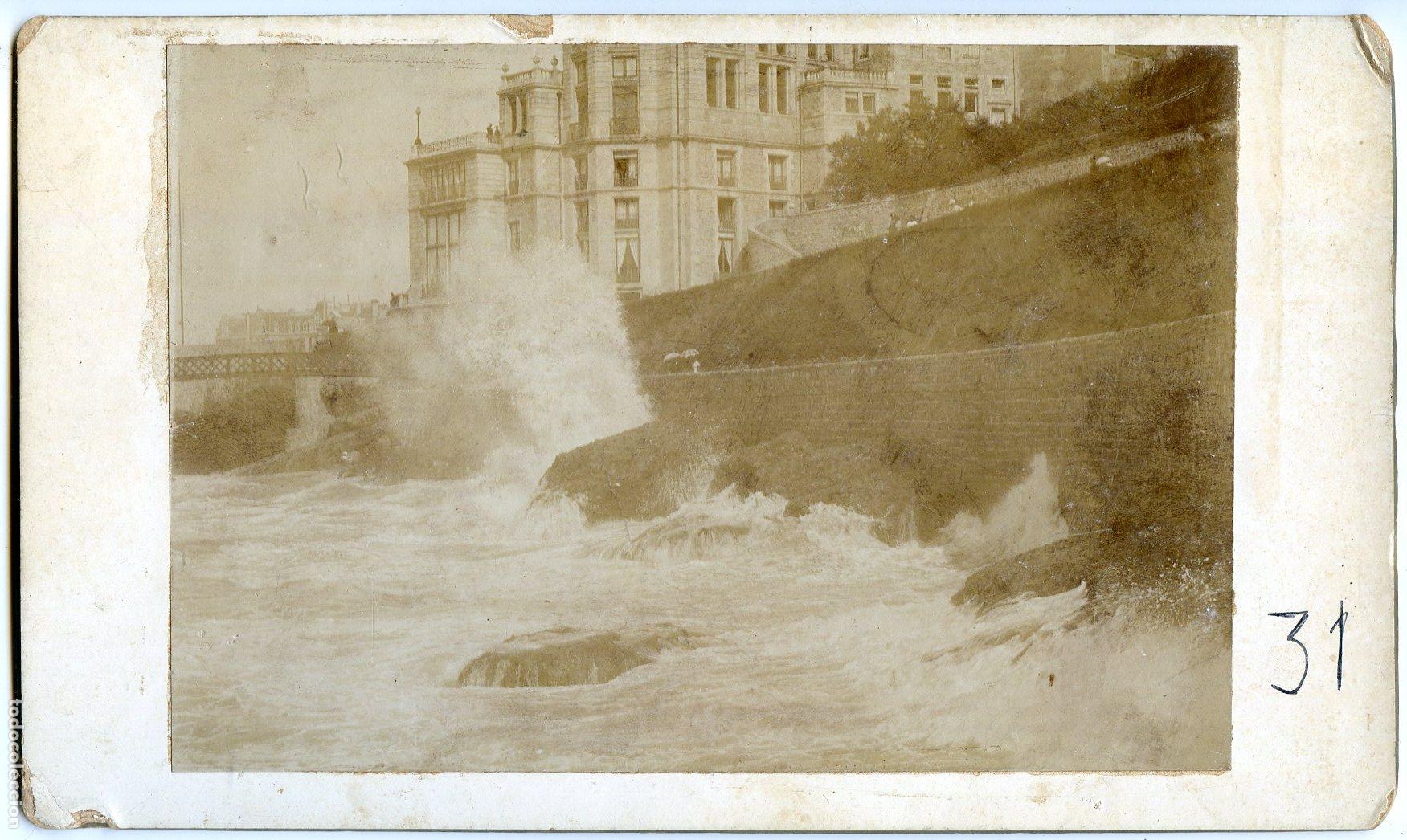 Fotograf&iacute;a antigua: Biarritz durante un temporal. Alb&uacute;mina sobre cart&oacute;n, circa 1900