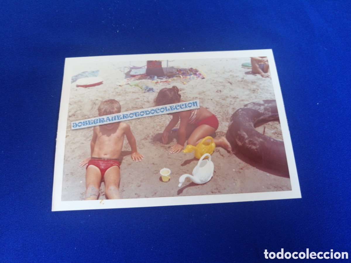 Fotograf&iacute;a antigua: PLAYA NI&Ntilde;OS MODELOS CON PATITOS DE PL&Aacute;STICO Y FLOTADOR NEUM&Aacute;TICO FOTOGRAF&Iacute;A ANTIGUA SIGLO PASADO