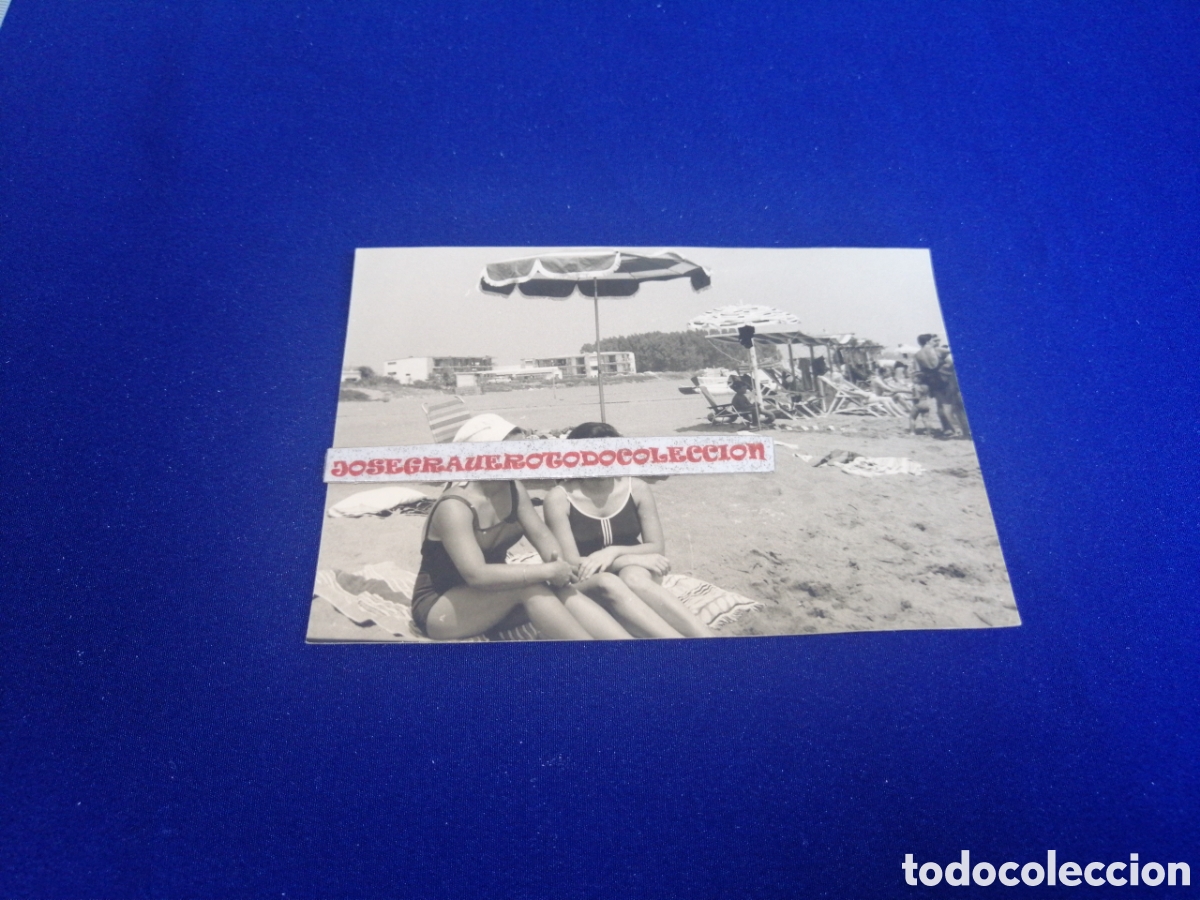 Fotograf&iacute;a antigua: PLAYA MODELOS POSANDO EN BA&Ntilde;ADOR CON SOMBRILLA FOTOGRAF&Iacute;A ANTIGUA SIGLO PASADO SELLO FOTOGR&Aacute;FICO