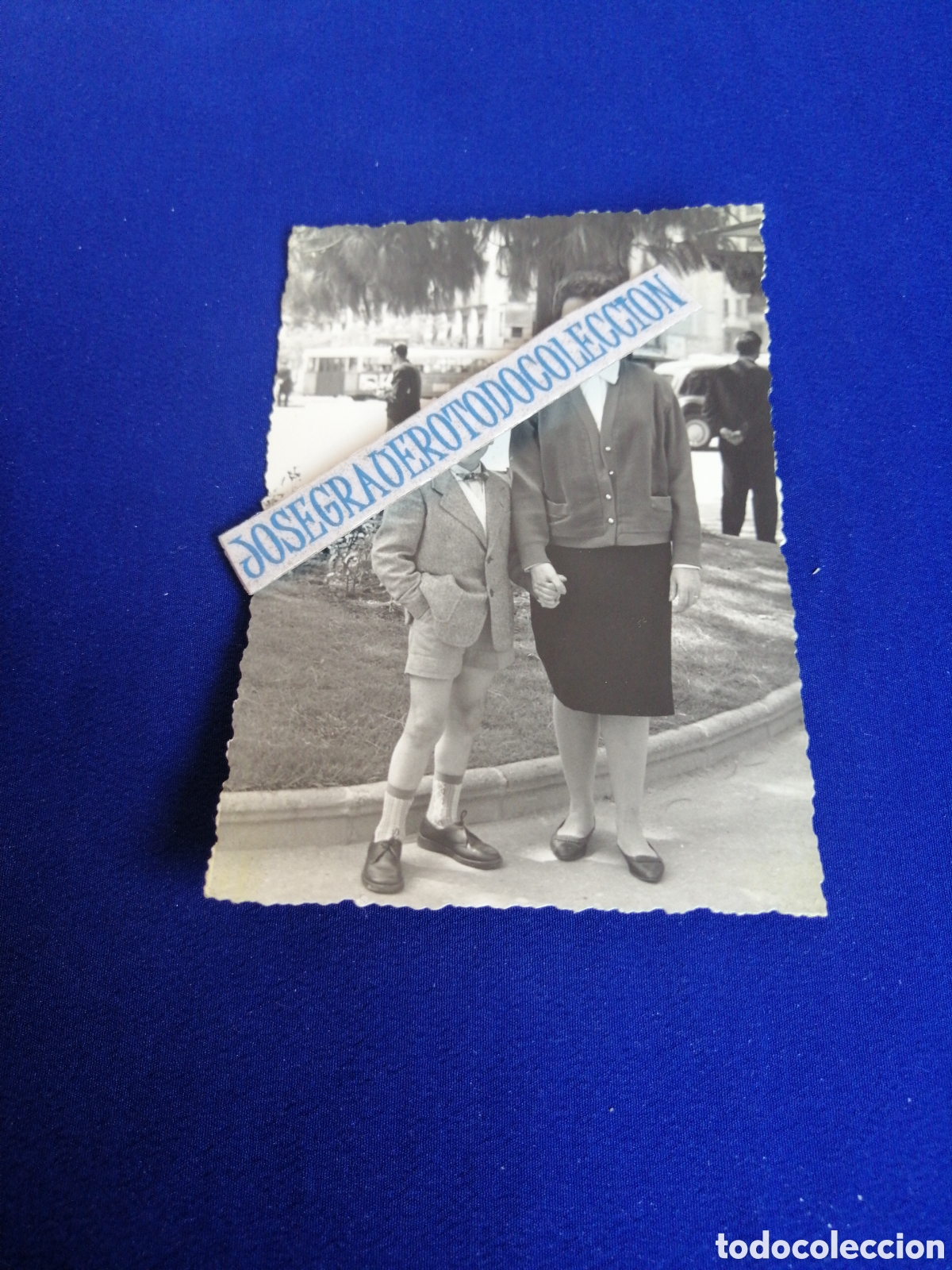 Fotograf&iacute;a antigua: VALENCIA - MODELOS POSANDO FONDO TRANVIA O TROLEB&Uacute;S A&Ntilde;O 1968 FOTOGRAF&Iacute;A ANTIGUA SIGLO PASADO
