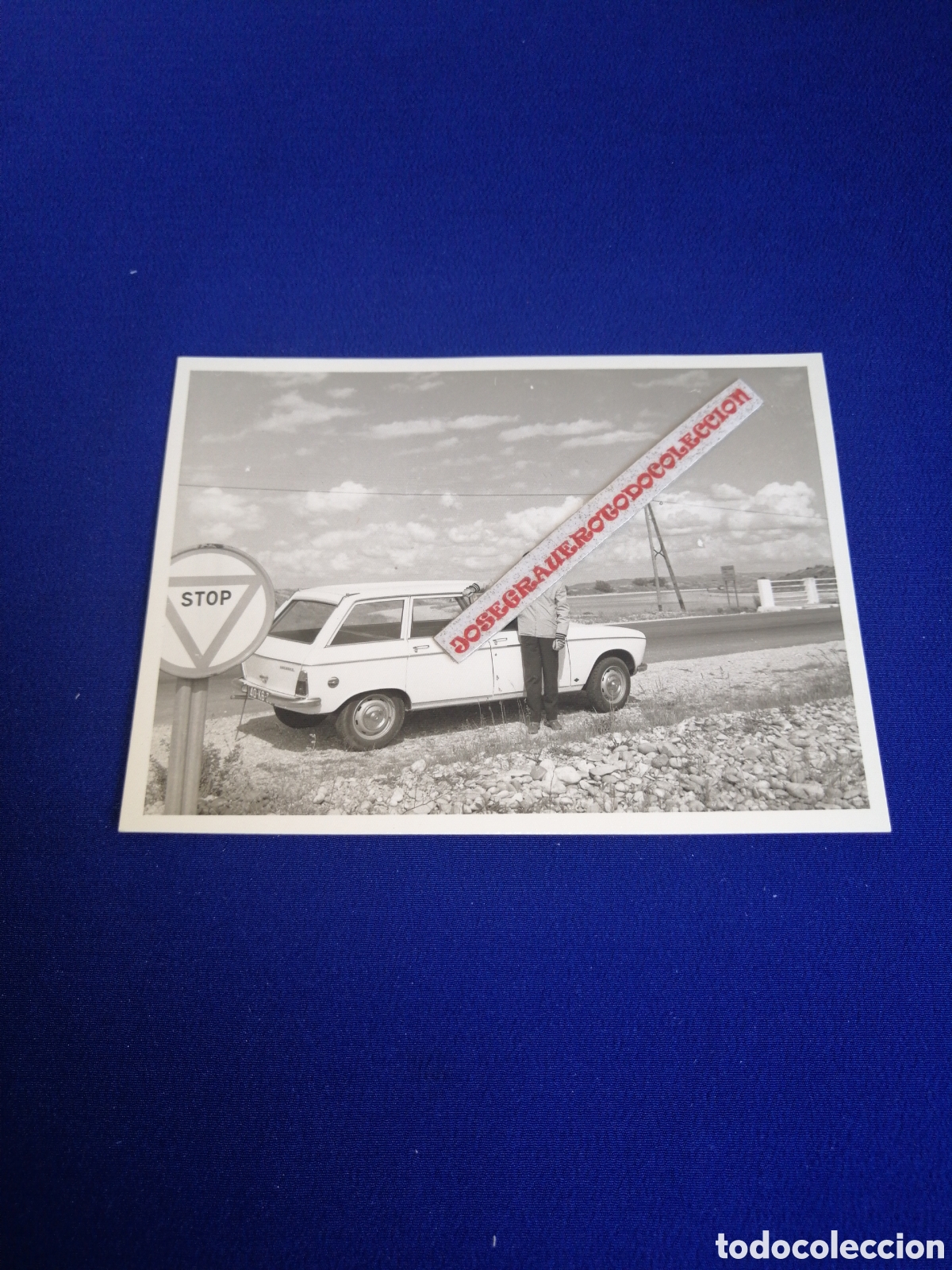 Fotograf&iacute;a antigua: PEUGEOT 204 BREAK - SE&Ntilde;AL DE STOP MODELO POSANDO FOTOGRAF&Iacute;A SELLO FOTOGR&Aacute;FICO DERREY (VALENCIA)