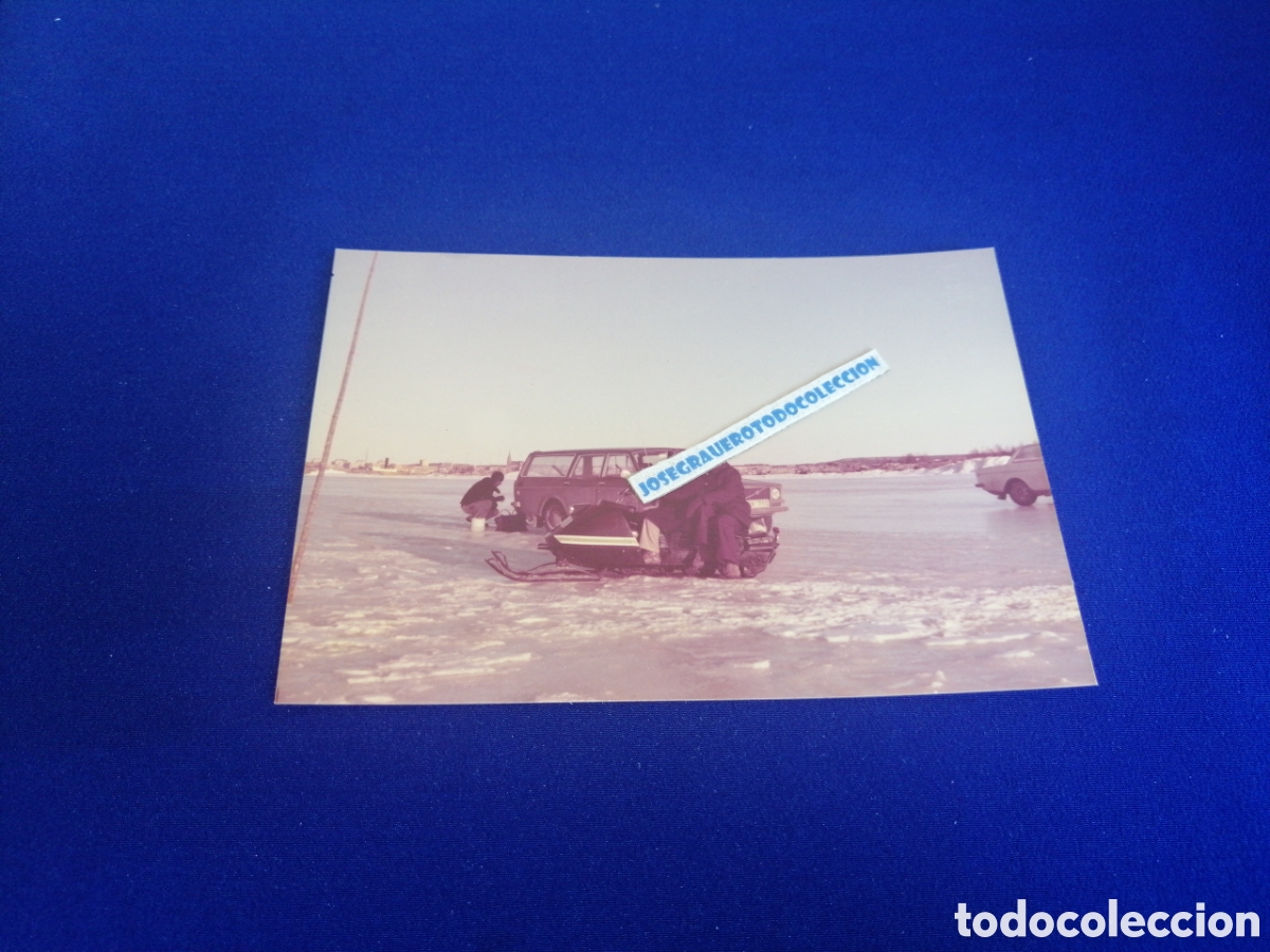 Fotograf&iacute;a antigua: COCHE ANTIGUO Y MOTO DE NIEVE CON MODELOS FOTOGRAF&Iacute;A ANTIGUA SIGLO PASADO