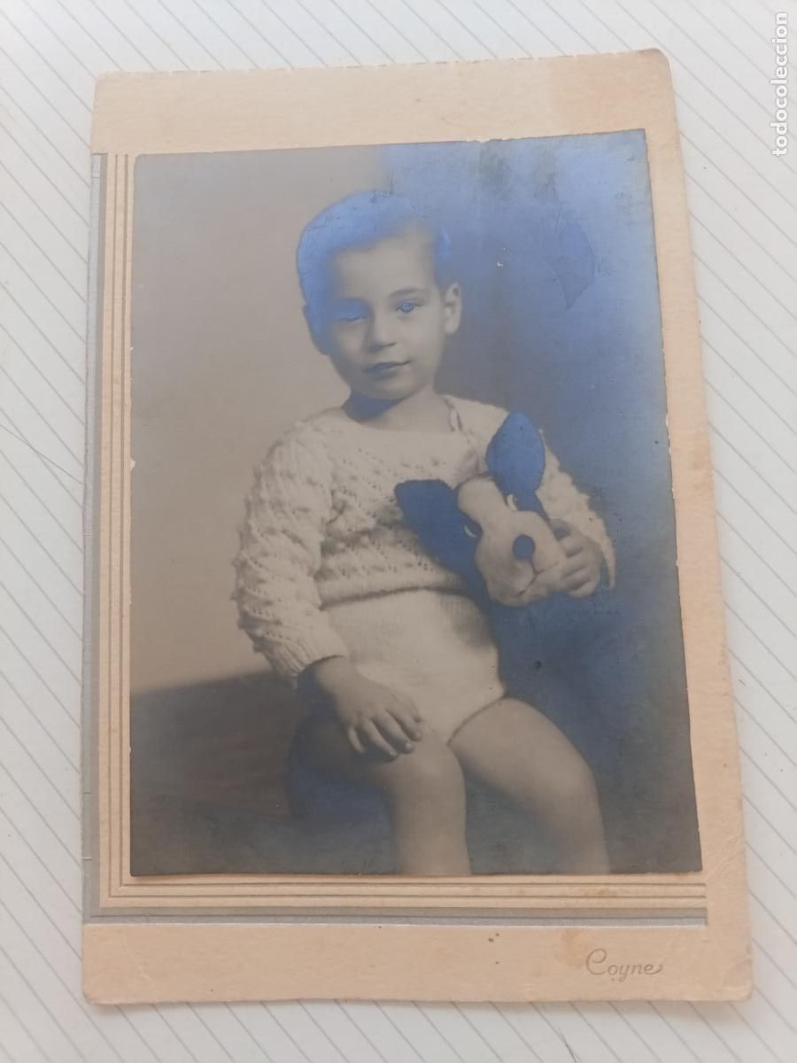 Fotograf&iacute;a antigua: Coyne fot&oacute;grafo. Perrito de juguete, ni&ntilde;o