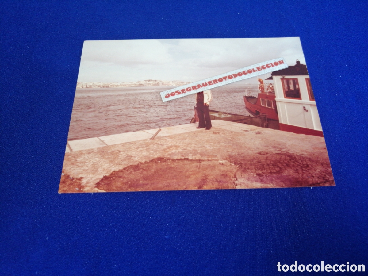 Fotograf&iacute;a antigua: LISBOA - PUERTO - PORTUGAL MODELO POSADO JUNTO A BARCO A&Ntilde;O 1978 FOTOGRAF&Iacute;A ANTIGUA