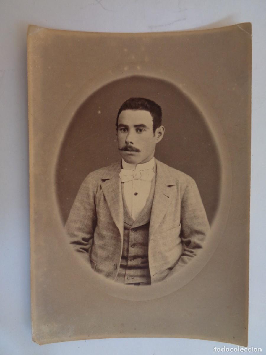 Fotograf&iacute;a antigua: BONITA FOTO DE ESTUDIO DE JOVEN ELEGANTE CON PAJARITA, SIGLO XIX