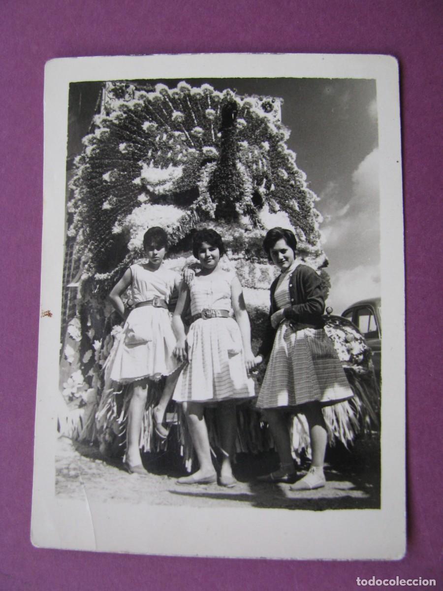 Fotograf&iacute;a antigua: ANTIGUA FOTO DE 3 MUJERES FRENTE A UNA CARROZA. 8X6 CM