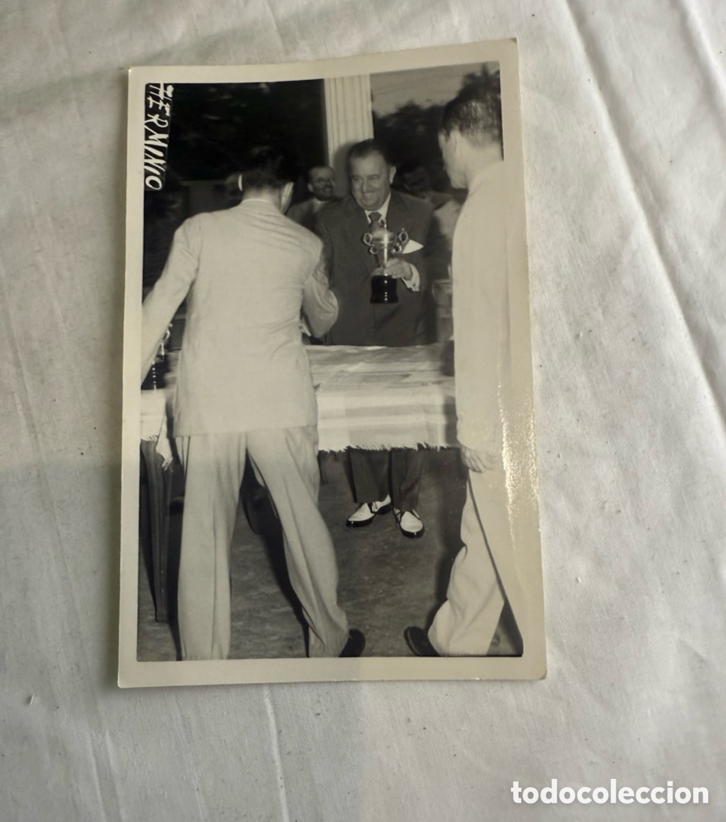 Fotograf&iacute;a antigua: Fotograf&iacute;a antigua entrega de trofeo Blanco y Negro Original c. 1950-1960