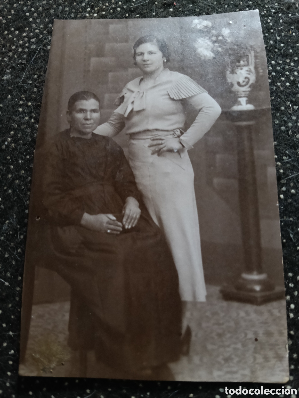 Fotograf&iacute;a antigua: Fotograf&iacute;a tama&ntilde;o postal de Mar&iacute;a y su madre en 1935