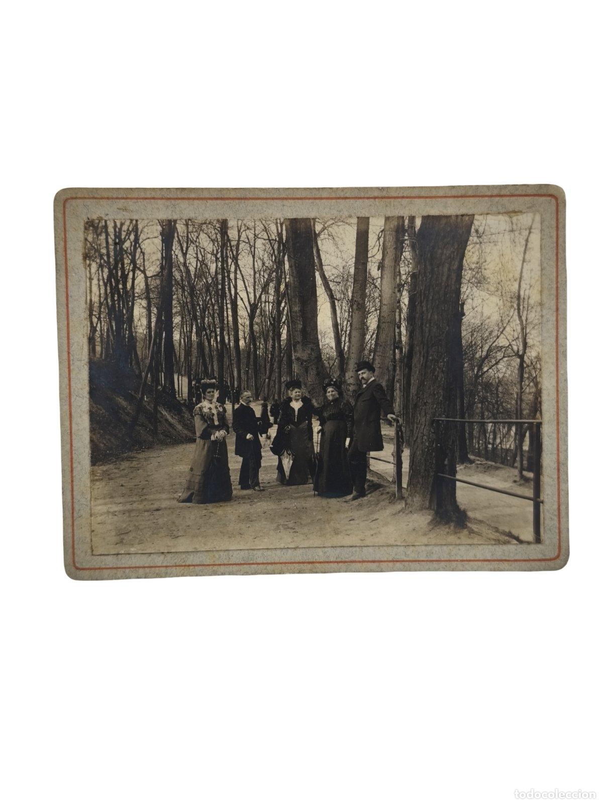 Fotograf&iacute;a antigua: Fotograf&iacute;a antigua. Francia. Par&iacute;s. Grupo posando en parque. St. Cloud. Abril 1907. 12x9 cm.