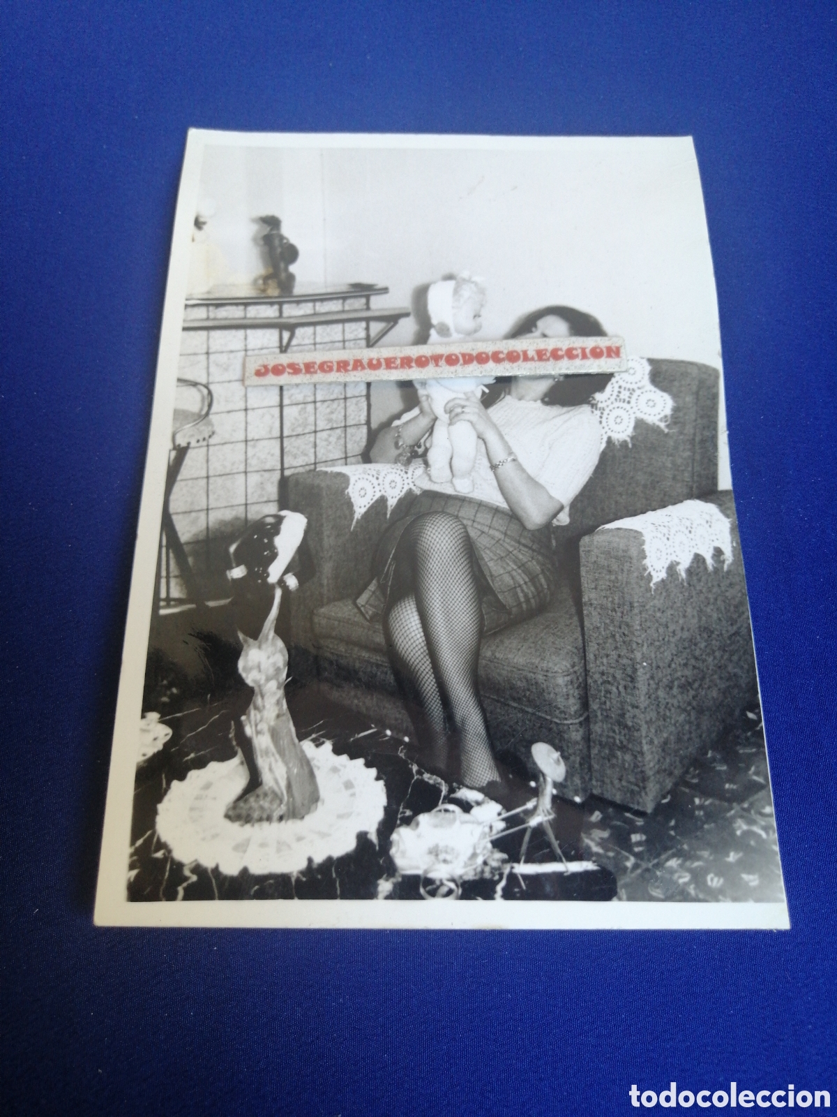 Fotograf&iacute;a antigua: MODELO. POSANDO CON MU&Ntilde;ECA DE JUGUETE FOTOGRAF&Iacute;A ANTIGUA SIGLO PASADO SELLO FOTOGR&Aacute;FICO DE VALENCIA