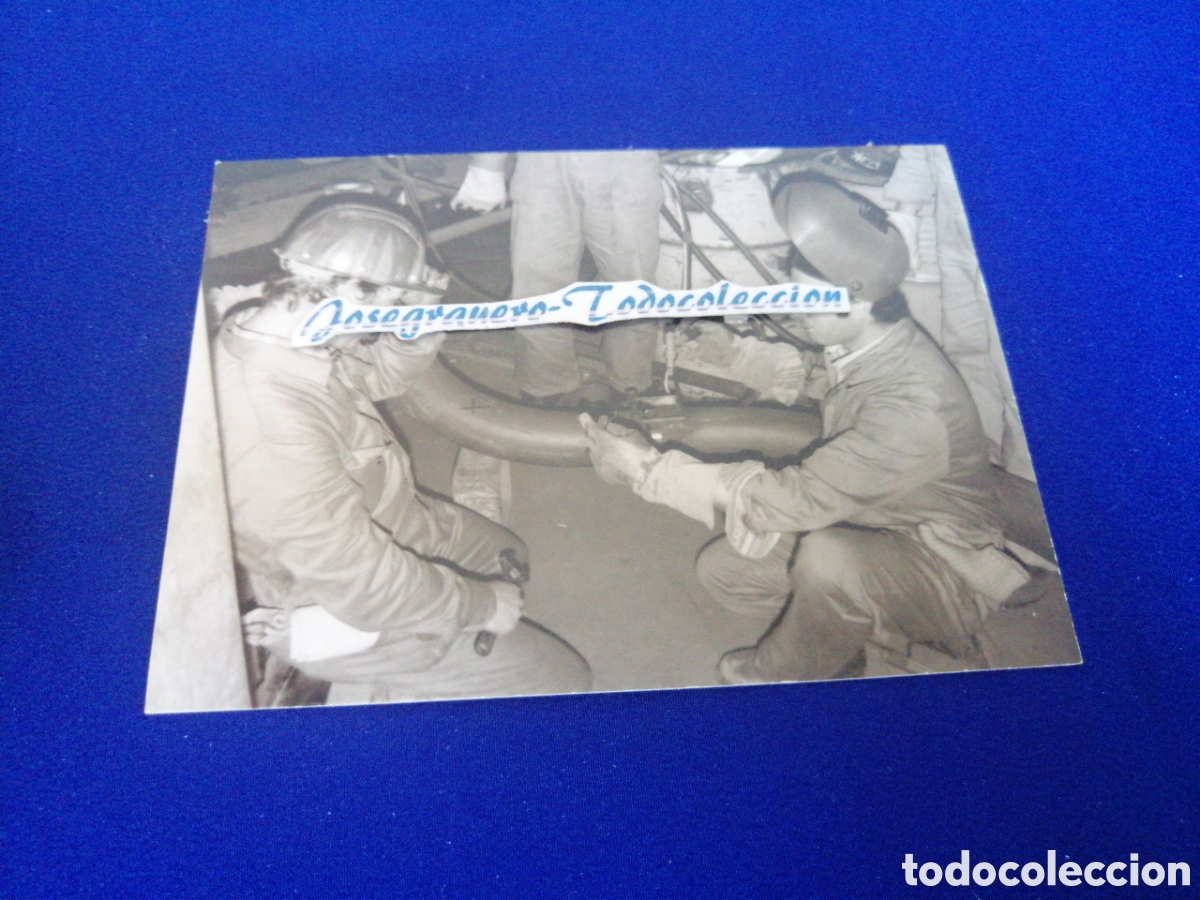 Fotograf&iacute;a antigua: OPERARIOS SOLDADORES TRABAJADORES F&Aacute;BRICA ESTUBAL PORTUGAL A&Ntilde;O 1978 FOTOGRAF&Iacute;A ANTIGUA