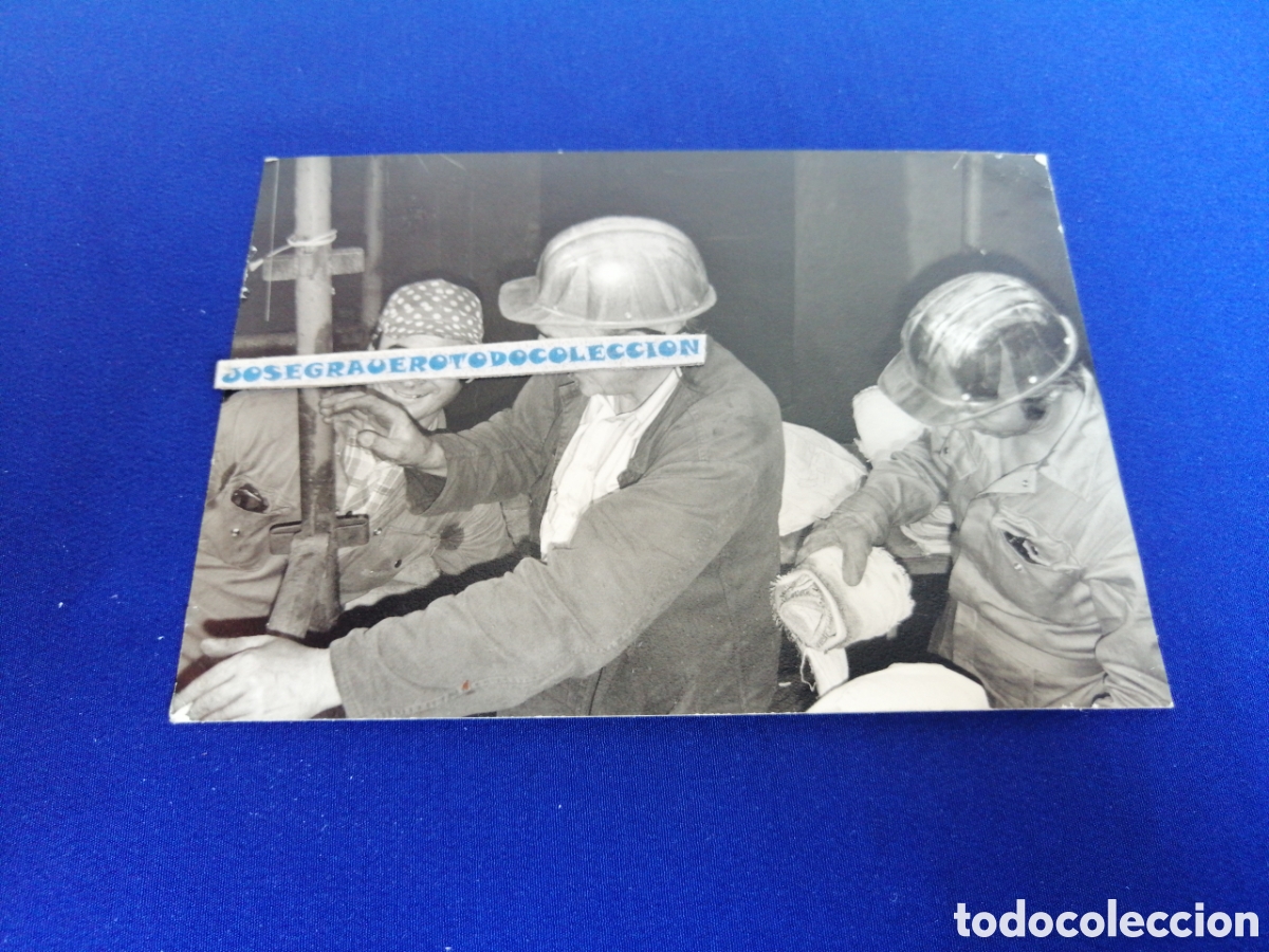 Fotograf&iacute;a antigua: OPERARIOS SOLDADORES TRABAJADORES F&Aacute;BRICA ESTUBAL PORTUGAL 1978 FOTOGRAF&Iacute;A ANTIGUA