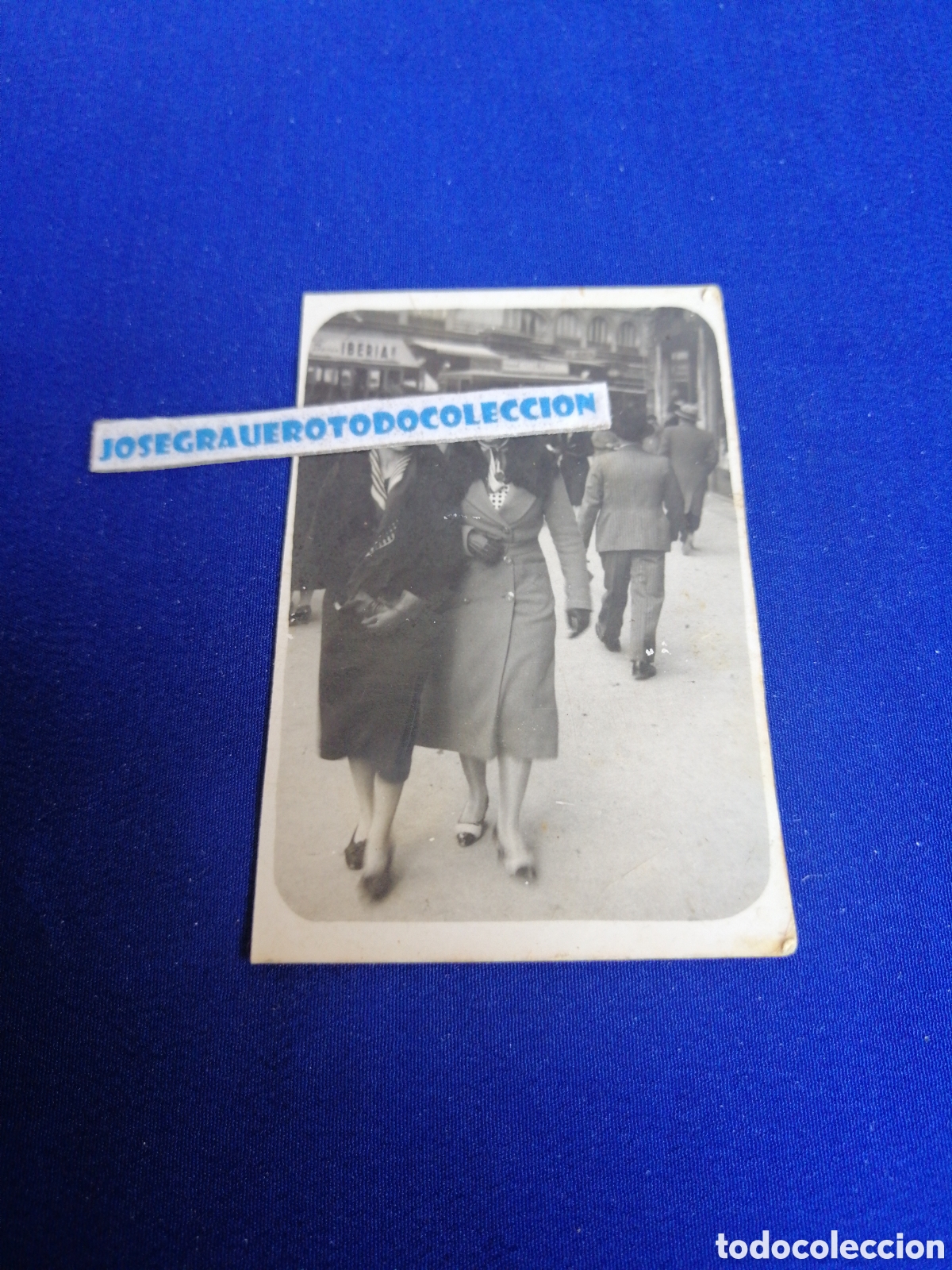 Fotograf&iacute;a antigua: MODELOS POSANDO CON ABRIGOS CARTEL PUBLICIDAD IBERICA FOTOGRAF&Iacute;A ANTIGUA SIGLO PASADO