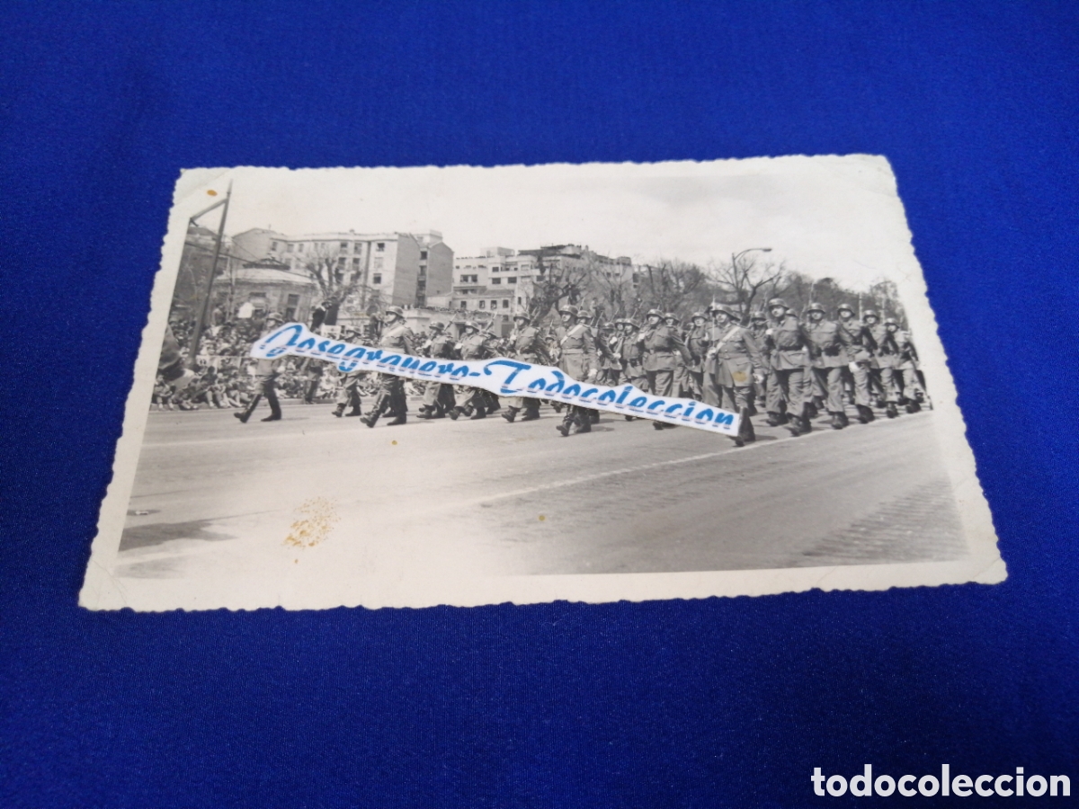 Fotograf&iacute;a antigua: SOLDADOS EJ&Eacute;RCITO ESPA&Ntilde;OL REGIMIENTO DE INFANTER&Iacute;A N&deg;38 - 11 DIVISI&Oacute;N A&Ntilde;O 1954 DESFILE MILITAR