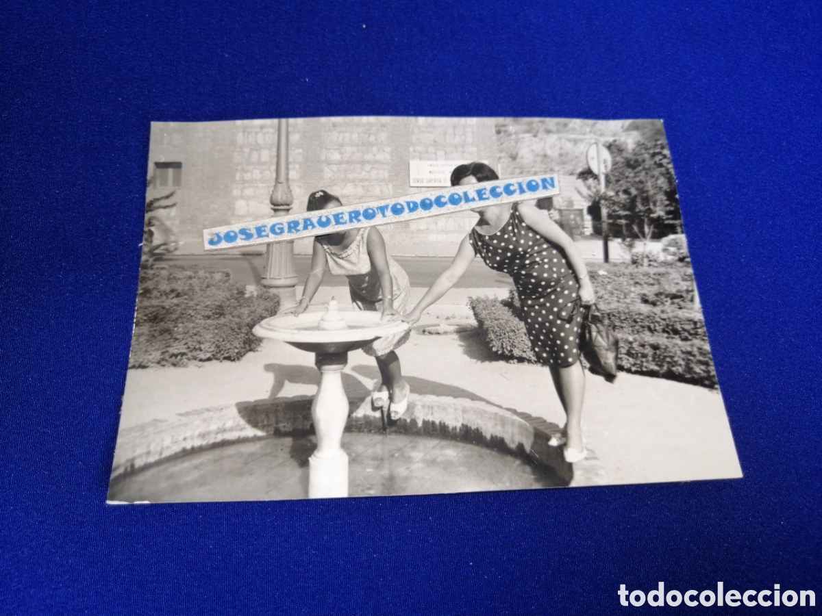 Fotograf&iacute;a antigua: MODELOS POSANDO JUNTO A FUENTE FOTOGRAF&Iacute;A ANTIGUA SIGLO PASADO