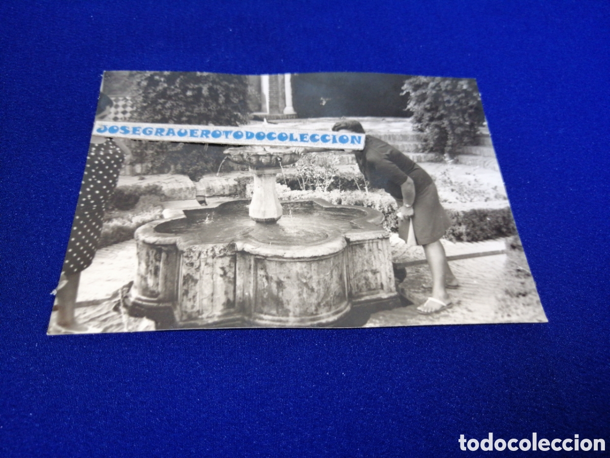 Fotograf&iacute;a antigua: MODELOS POSANDO JUNTO A FUENTE FOTOGRAF&Iacute;A ANTIGUA SIGLO PASADO