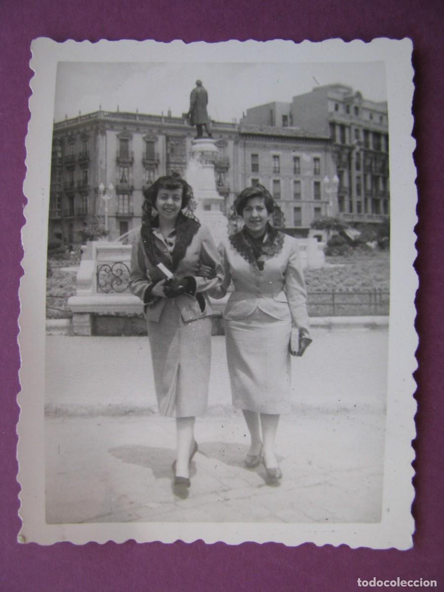 Fotograf&iacute;a antigua: FOTO DE 2 MUJERES. VALLADOLID. PLAZA DE ZORRILLA. FOTOGRAFO PABLO GONZALEZ, VALLADOLID. 1953. 7,5X6