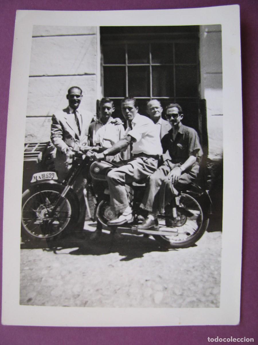 Fotograf&iacute;a antigua: FOTO DE UN GRUPO DE HOMBRES CON UNA MOTOCICLETA. MATRICULA DE MALAGA. 10,5X7,5 CM