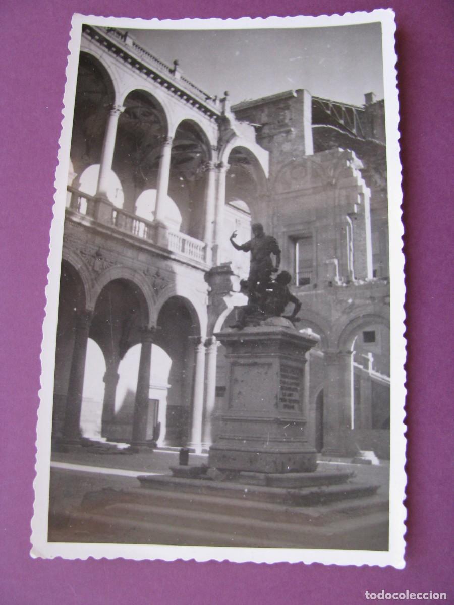 Fotograf&iacute;a antigua: FOTO DE TOLEDO. PATIO DE CARLOS V EN EL ALCAZAR DE TOLEDO. 1948. 13,5X8,5 CM