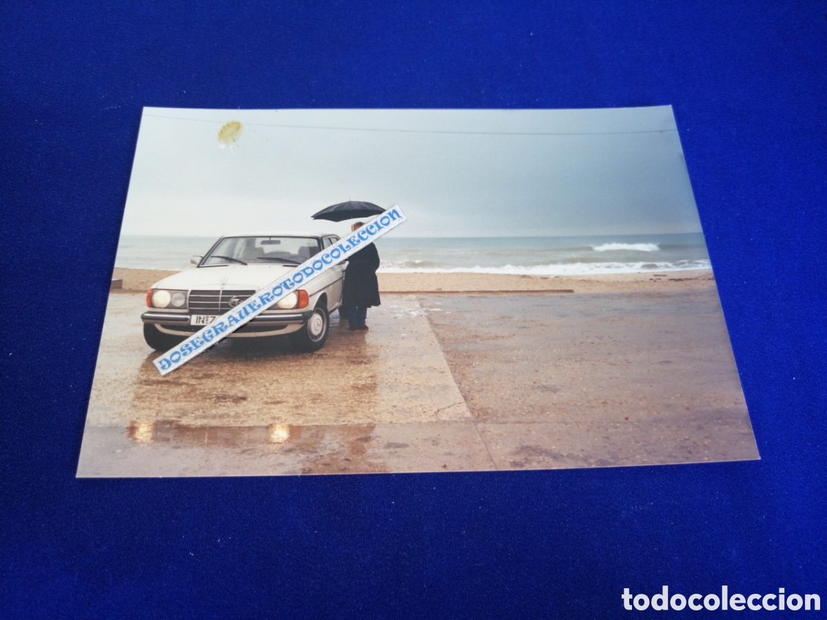 Fotograf&iacute;a antigua: MERCEDES BENZ W123 CON MODELO POSANDO FOTOGRAF&Iacute;A ANTIGUA