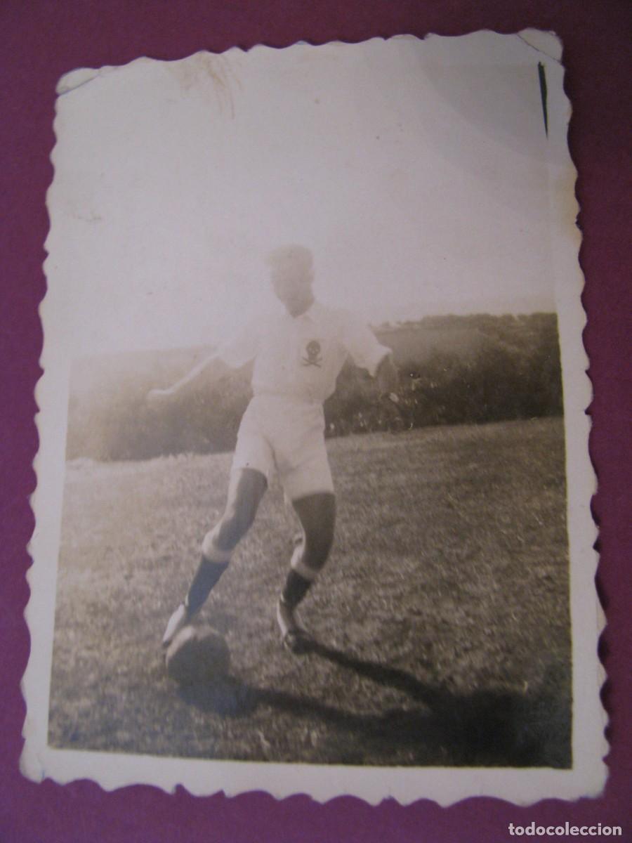 Fotograf&iacute;a antigua: ANTIGUA FOTO DE UN JUGADOR DE FUTBOL. 8,5X6 CM. A&Ntilde;O 1944