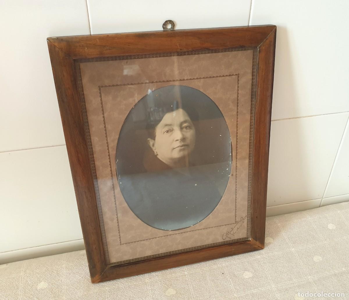 Fotograf&iacute;a antigua: Retrato fotogr&aacute;fico femenino antiguo del siglo XIX en cartulina ovalada con marco