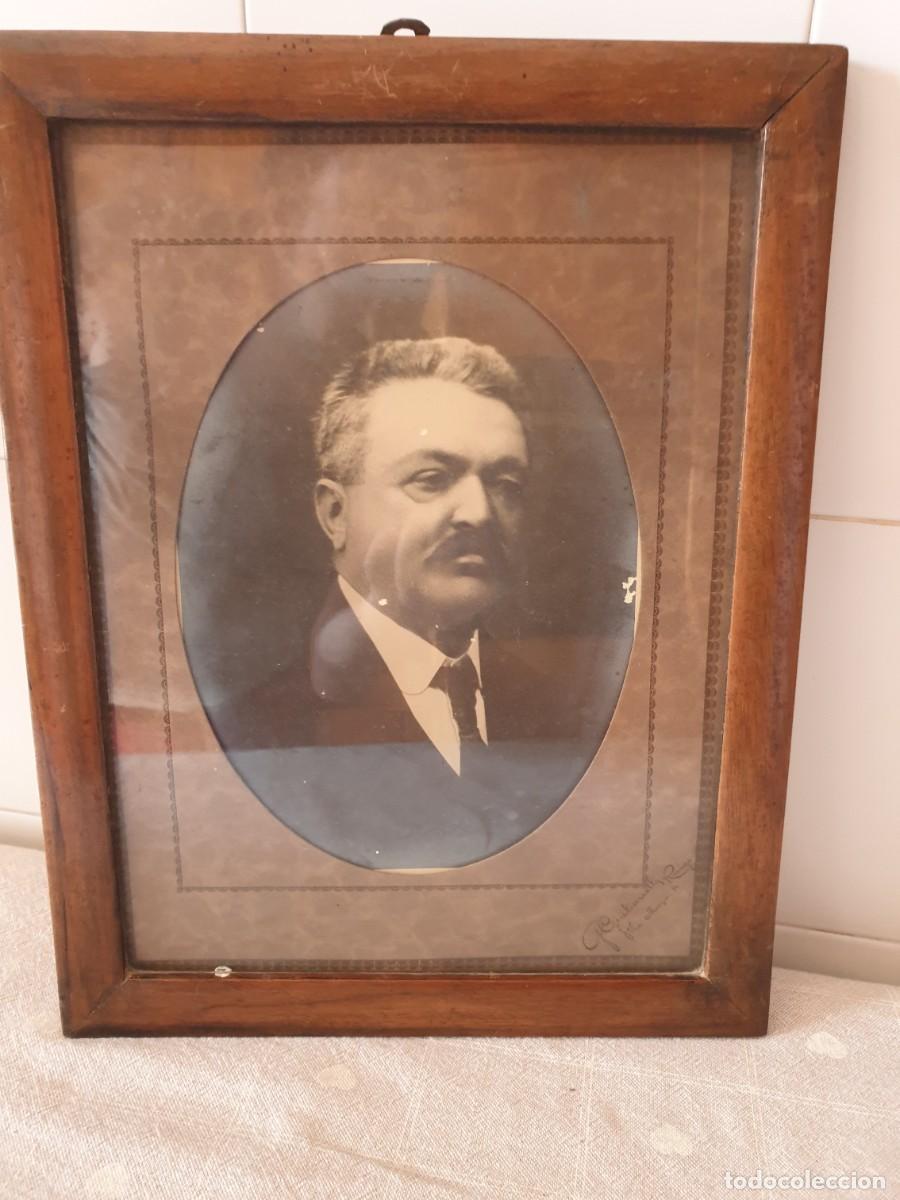 Fotograf&iacute;a antigua: Retrato masculino, fotograf&iacute;a antigua del siglo XIX, en un marco ovalado de cart&oacute;n