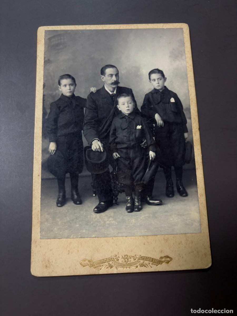 Fotograf&iacute;a antigua: ANTIGUA FOTOGRAF&Iacute;A DE ESTUDIO PADRE CON TRES NI&Ntilde;OS &ndash; VTE. BENINCASA BUENOS AIRES &ndash; DEDICADA &ndash; 1901