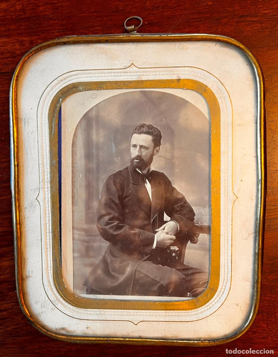 Fotograf&iacute;a antigua: ANTIGUA FOTOGRAFIA ALBUMINA DE UN CABALLERO, CON MARCO DE LATON PARA COLGAR EN P&Agrave;RED, MIDE EL MARCO