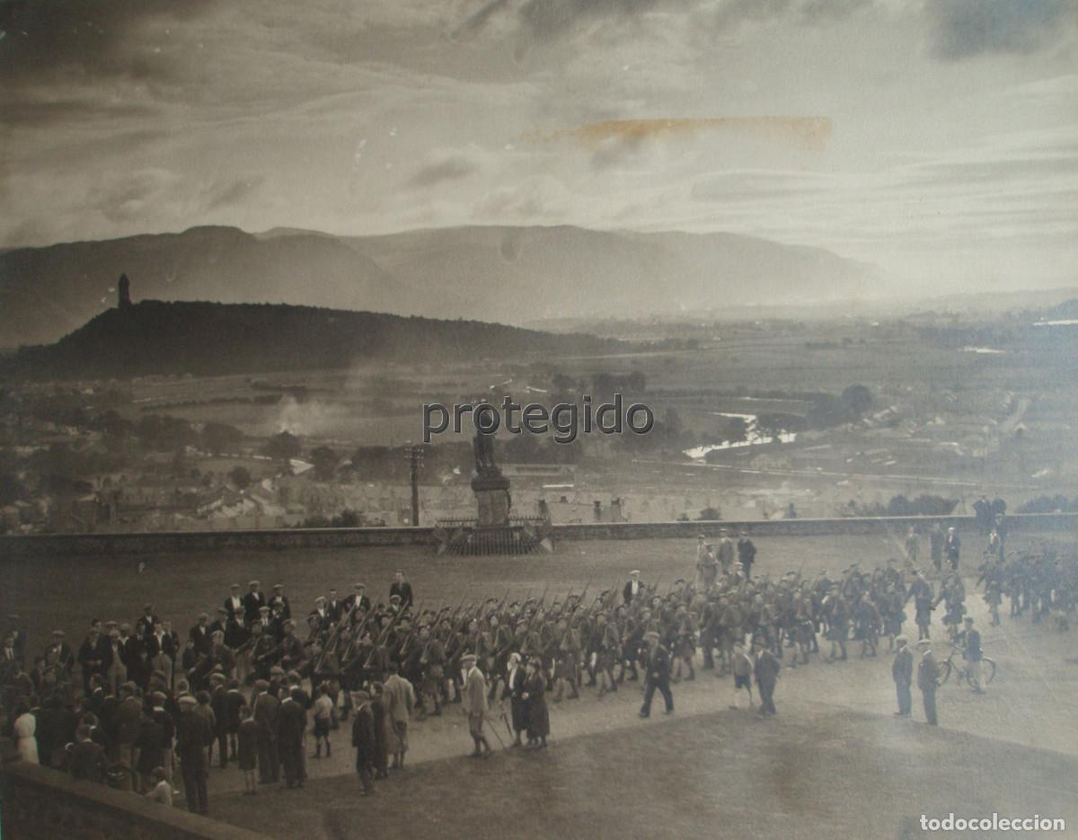 Fotograf&iacute;a antigua: ESCOCIA. REINO UNIDO. CASTILLO DE STIRLING. ESTATUA DE ROBERT DE BRUCE. DESFILE MILITAR Y LUGARE&Ntilde;OS.