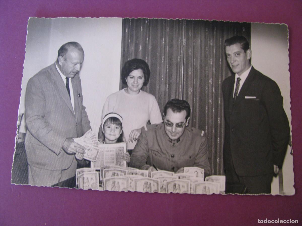 Fotograf&iacute;a antigua: FOTO DE UNAS PERSONAS POSANDO JUNTO DE UN MONTON DE BILLETES. DETRAS SELLO ALJAMA, VELEZ-MALAGA.