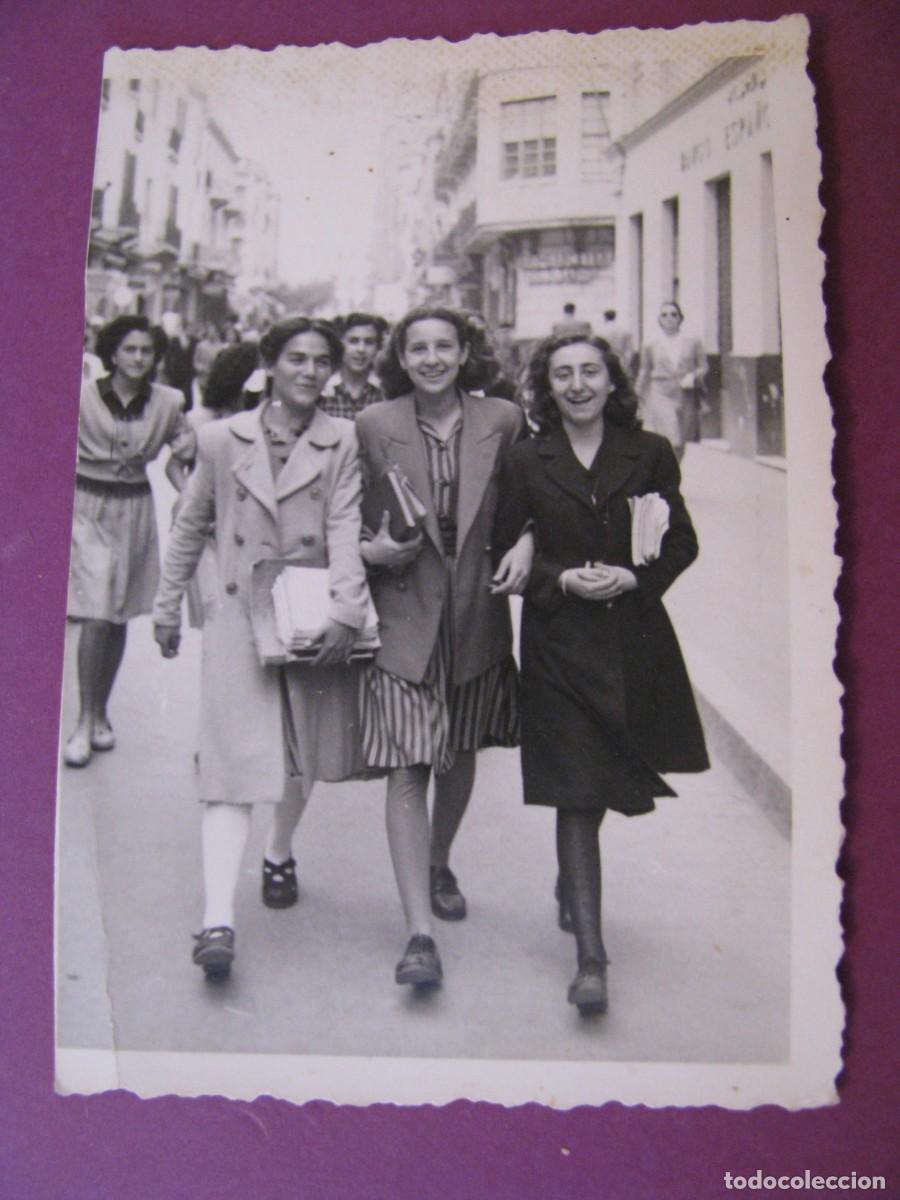 Fotograf&iacute;a antigua: FOTO DE UNAS MUJERES. SELLO CUADRADO, TETUAN 1947. 8,5X6 CM